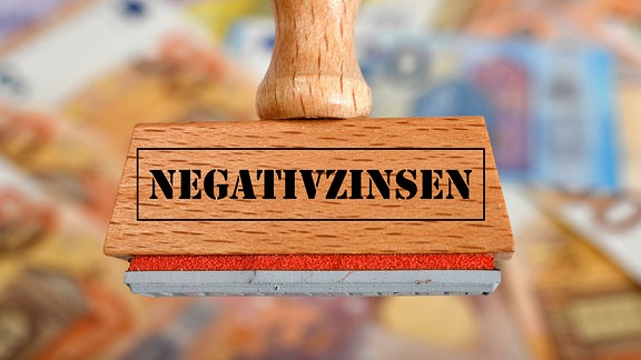 Stempel mit Aufschrift NEGATIVZINSEN