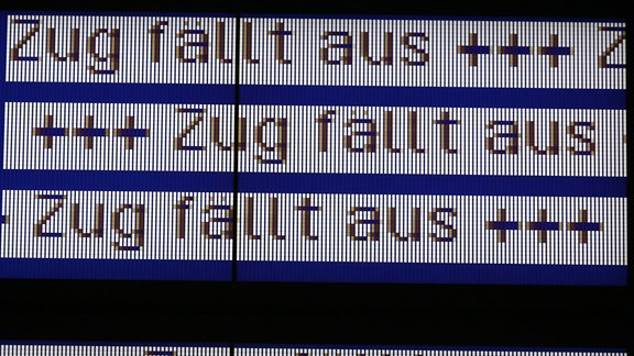 Eine Anzeigetafel auf einem Bahnhof verkündet dutzende Zugausfälle.