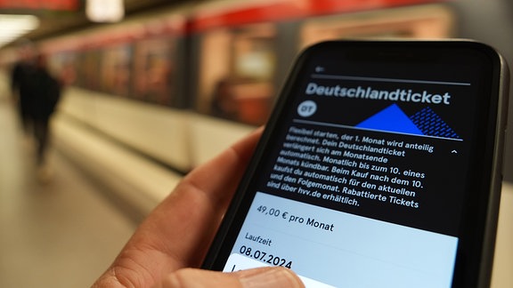 Ein Smartphone mit einem digitalen Deutschlandticket