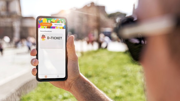 Deutschlandticket auf einem Handy