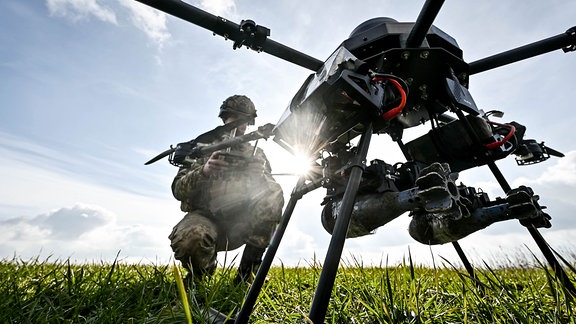 Ein Soldat startet eine Drohne