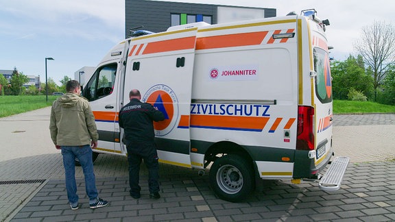 Zwei Männer vor einem Zivilschutz