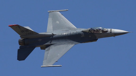 Eine F-16