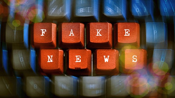 Schriftzug Fake News auf einer Computertastatur