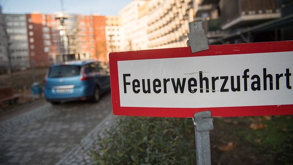 Ein Schild mit der Aufschrift Feuerwehrzufahrt