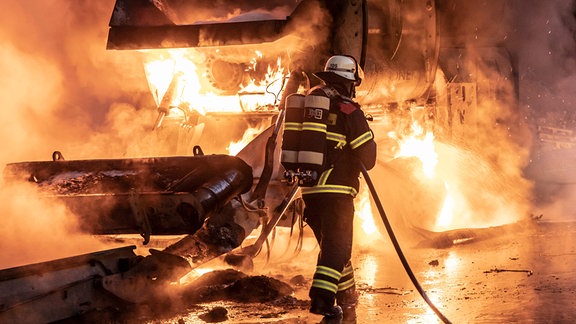 Feuerwehrleute löschen in Reichenbach bei Idar-Oberstein den Brand auf einer Mülldeponie. Hausmüll war auf einer Fläche von etwa 200 Quadratmetern am frühen Dienstagmorgen aus noch ungeklärter Ursache in Brand geraten. Rund 90 Einsatzkräfte der umliegenden Feuerwehren und der Bundeswehrfeuerwehr waren an den Löscharbeiten beteiligt.