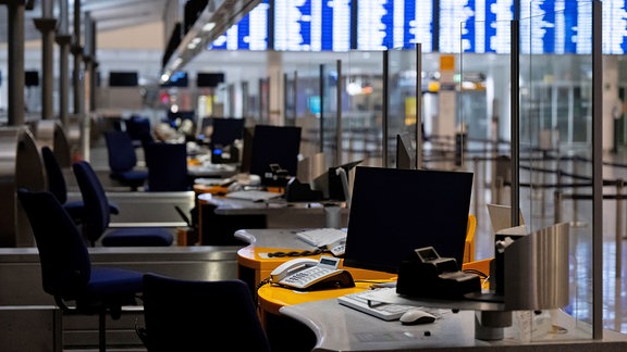 Leere Check-In-Schalter an einem Flughafen