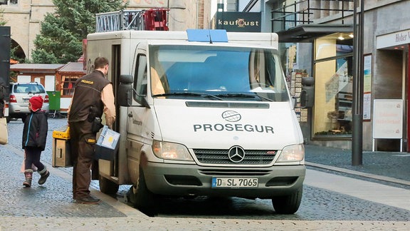 Prosegur Geldtransporter mit Bediensteten