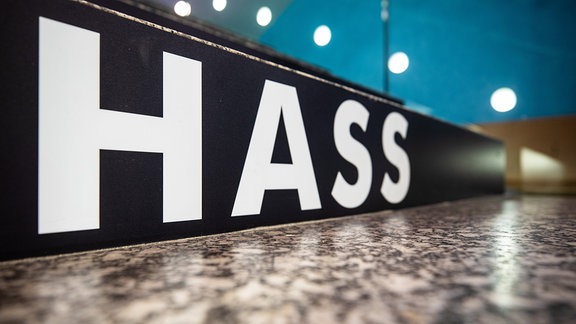 „Hass" steht anlässlich der Sonderausstellung "Hass. Was uns bewegt" auf einer Stufe