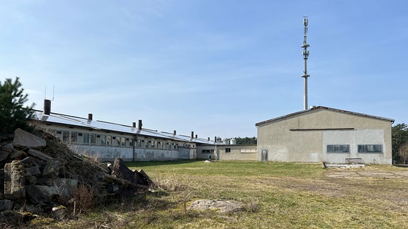 Eine leere Schweineanlage in Köselitz von außen.