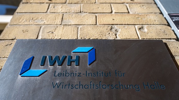 Eingang zum Institut für Wirtschaftsforschung in Halle