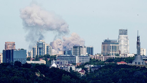 Rauch steigt nach einem russischen Raketenangriff über der Skyline der ukrainischen Hauptstadt auf.