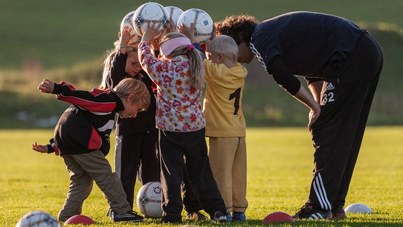 Kinder beim Fußballtraining im Sportverein, 2006