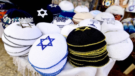 Mehrere Kippot liegen in der historischen Altstadt von Jerusalem an einem Verkaufsstand