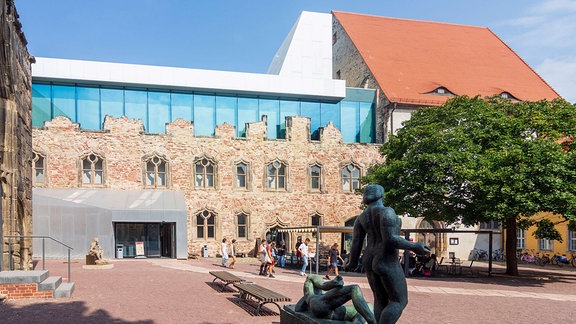 Kunstmuseum Moritzburg Halle: Ein Mix aus unterschiedlichen Fassaden: Stein, Glas und ein Gebäide mit rotem Dach