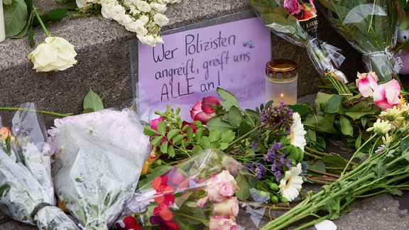 Nach der Messerattacke mit mehreren Verletzten in Mannheim erinnern Kerzen und Blumen an die Opfer. 