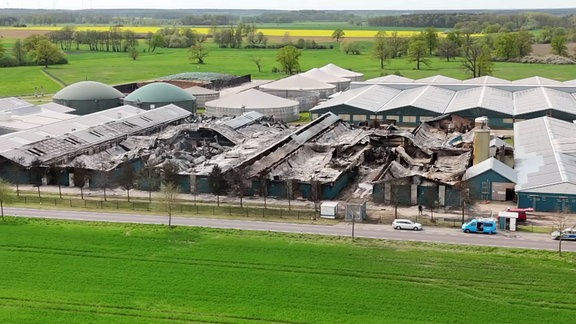 Schweinemastanlage mit schweren Gebäudeschäden nach Brand.