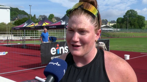 Sportlerin während Interview.