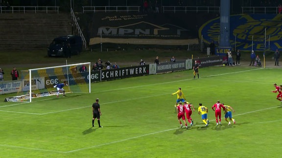 Spieler der Lokomotive Leipzig spielt den Elfmeter Strafstoß und überwindet den Zwickauer Torwart.