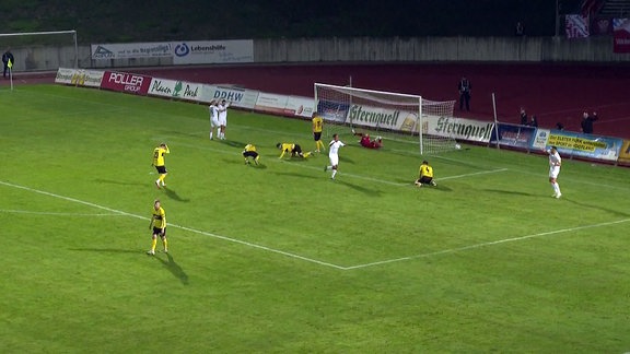 Eigentor von Plauen, mehrere Spieler und Torwart des VFC am Boden.