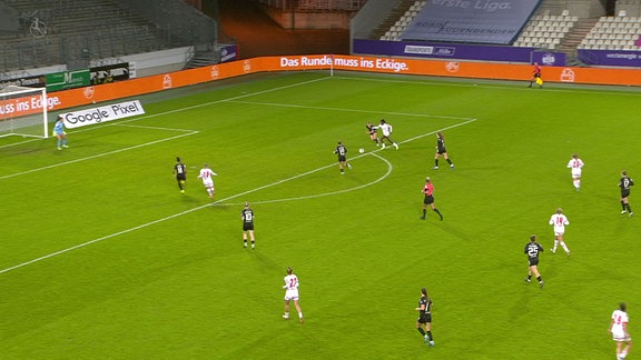 Fußballspielerinnen im Kampf um den Ball.