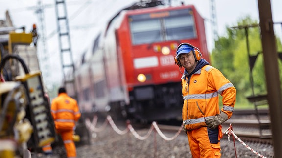 Gleisarbeiten an der Bahnstrecke Köln/Düsseldorf mit einem Gleisumbauzug