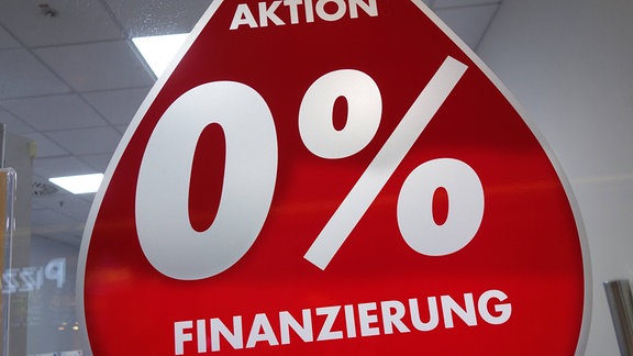 Werbeschild verspricht 0% Finanzierung.