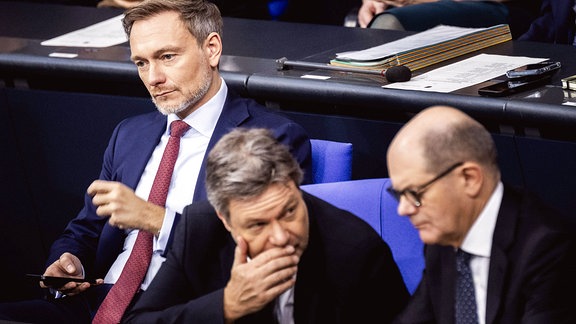 R-L Olaf Scholz SPD, Bundeskanzler, Robert Habeck Bündnis 90/Die Grünen, und Christian Lindner FDP, Bundesminister der Finanzen, aufgenommen im Rahmen einer Sitzung des Deutschen Bundestages in Berlin, 13.12.2023.