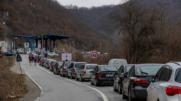 PKWs an Grenzübergang zwischen Kosovo und Serbien