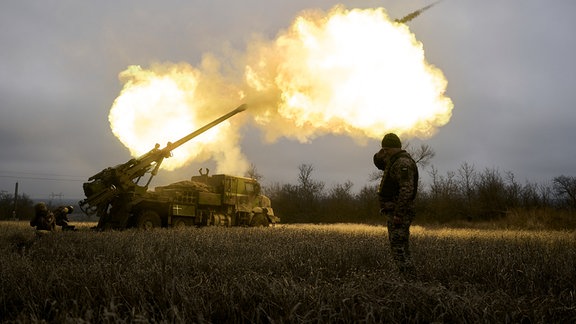 Ukrainische Soldaten feuern eine französische Panzerhaubitze vom Typ Caesar auf russische Stellungen.