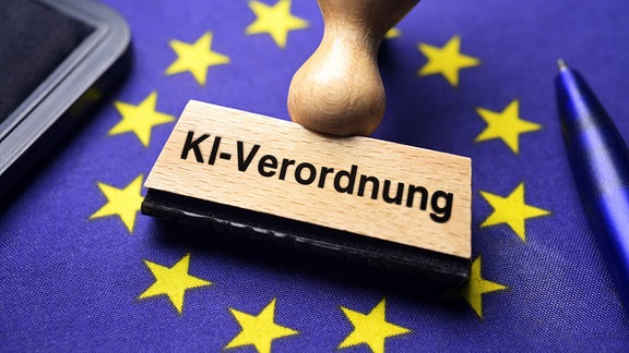 Stempel mit Aufschrift KI-Verordnung.