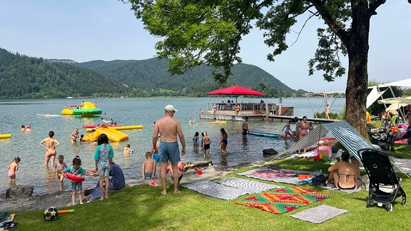 Badendende auf einer Wiese am Gewässer