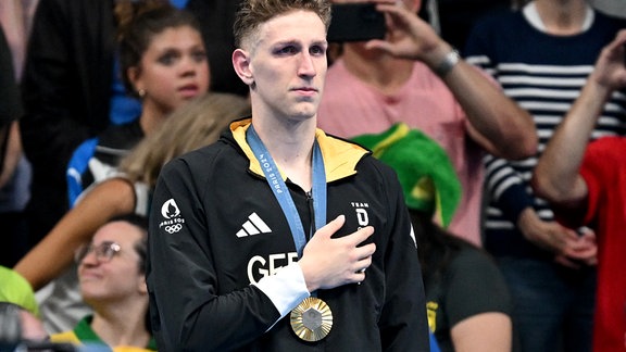 Lukas Märtens aus Deutschland jubelt mit seiner Goldmedaille bei der Siegerehrung.