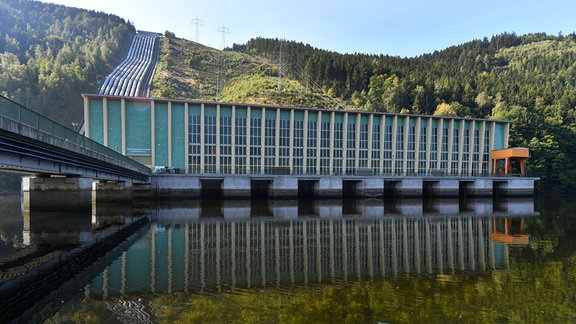 Ein Industriegebäude spiegelt sich im Wasser.