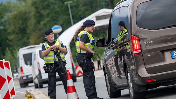 Polizeikräfte bei Grenzkontrollen.