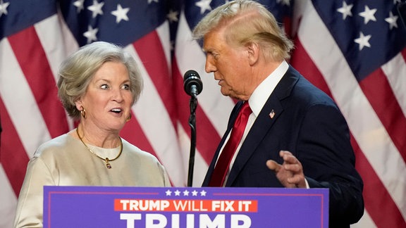 Donald Trump bringt Susie Wiles bei einer Wahlparty zum Podium