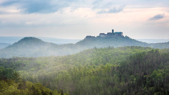 Aussicht vom Rennsteig über den Thüringer Wald zur Wartburg