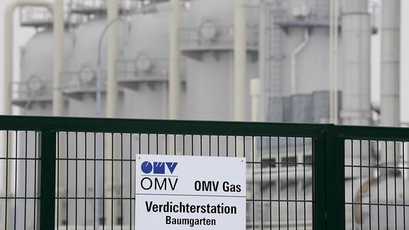 European Gas Hub (CEGH) Tanks hinter einem Zaun.