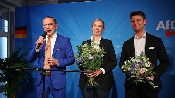 Tino Chrupalla (l.) spricht neben Alice Weidel, beide AfD-Bundesvorsitzende, und René Aust, AfD-Kandidat für die Europawahl.