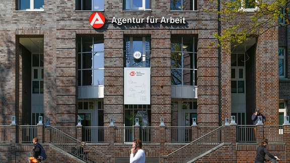 Ein Mann passiert das Gebäude der Agentur für Arbeit in Berlin Charlottenburg