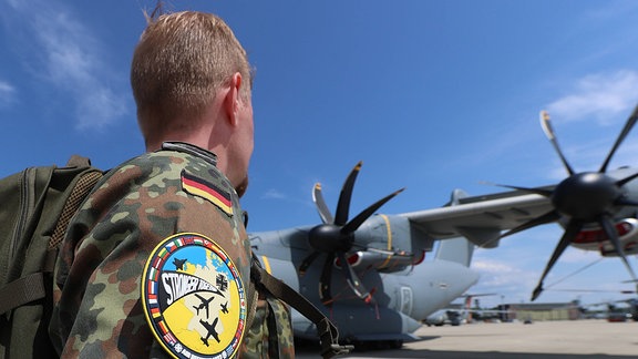 Ein Soldat vor einem Airbus A400M der Luftwaffe der Bundeswehr