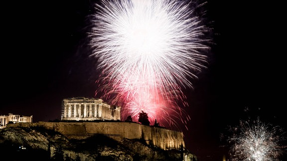 Silvester-Feuerwerk über dem Parthenon-Tempel der Akropolis in Athen