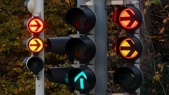 Verkehrsampeln leuchten in rot, grün und gelb