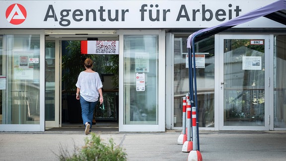 Die Agentur fuer Arbeit in Franfurt am Main, Haupteingang in der Fischerfeldstrasse