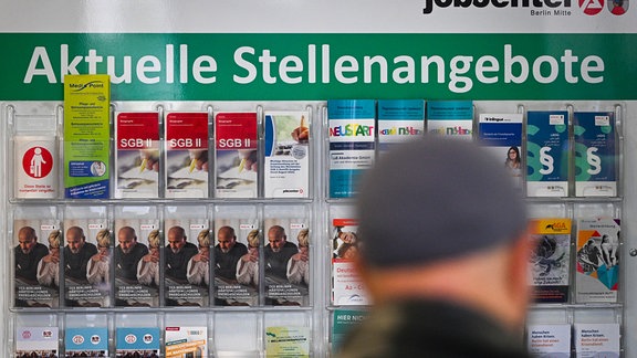 Flyer werden auf einer Tafel mit der Ãberschrift âAktuelle Stellenangeboteâ im Jobcenter Berlin Mitte am Tag der Möglichkeiten angeboten.