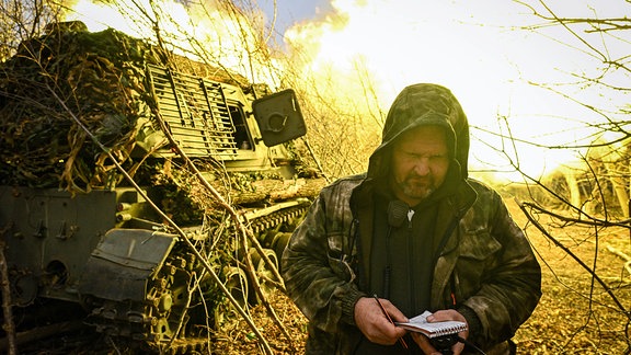 Russische Soldaten einer Artillerieeinheit der Pressa-Press-Gruppe der Achmat-Spezialeinheiten sind im Rahmen der russischen Militäroperation in der Ukraine in der Region Kursk in Russland zu sehen.