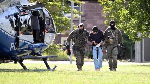 Der mutmassliche Täter des Messerangriffs von Solingen beim Transport mit einem Polizeihubschrauber.