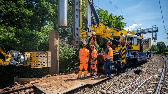 Bauarbeiter bei Bauarbeiten auf einer Bahnstrecke