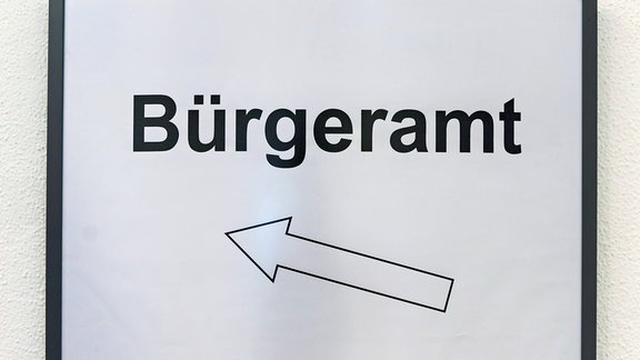 Richtungsweiser mit der Aufschrift "Bürgeramt"