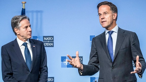 NATO-Generalsekretär Mark Rutte und US-Außenminister Antony Blinken vor einem Treffen im NATO-Hauptquartier.